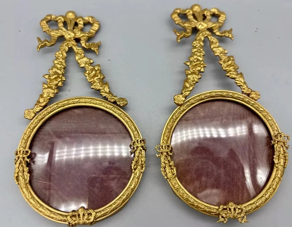 A PAIR OF ORMOLU PICTURE FRAMES: Circa 1900. Measure 5.75 inches x 2.75 inches . In good condition. Estimate $600-800