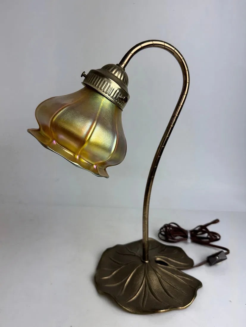 QUEZAL GLASS BODOIR LAMP (1 of 2)