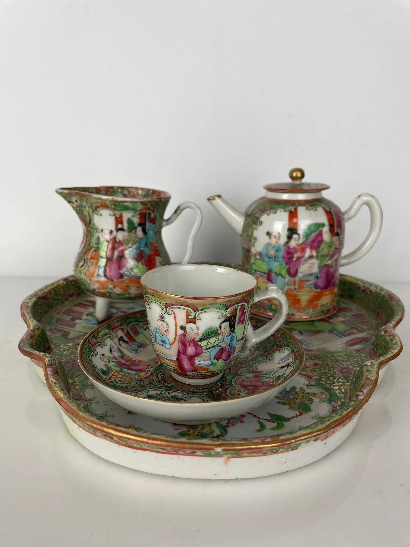 19TH C. CHINESE CANTON PORCELAIN TEA SET: Comprising of a tray, teapot, milk, and cup and saucer, all in good condition. Estimate $1500-2000