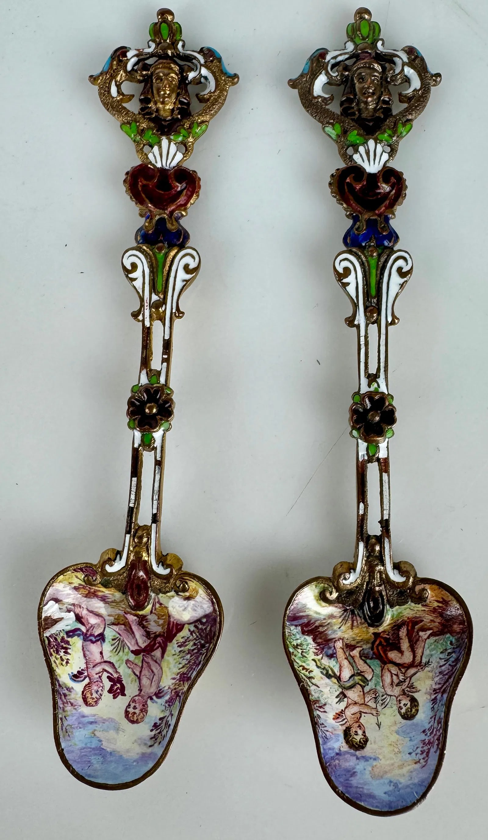 A PAIR OF VIENNESE ENAMEL TEA SPOONS (1 of 4)