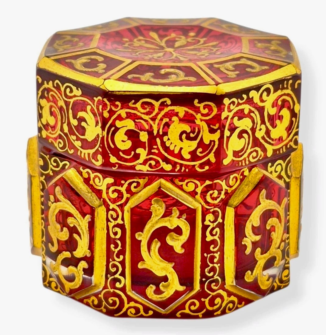 GILT MOSER BOX: Circa 1880. Measures 2.5” d., 1.75” h. In good condition. Estimate $500-600