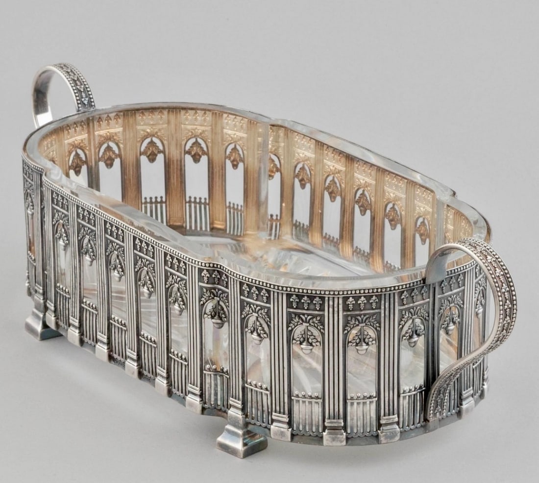 CONTINENTAL SILVER AND CRYSTAL OVAL CENTREPIECE: Circa 1900. Dimensions: heigh 4.4 in — 11.2 cm; length 16.3 in — 41.3 cm; 21.3 oz. — 662 grams.Good condition. Estimate $2500-3000