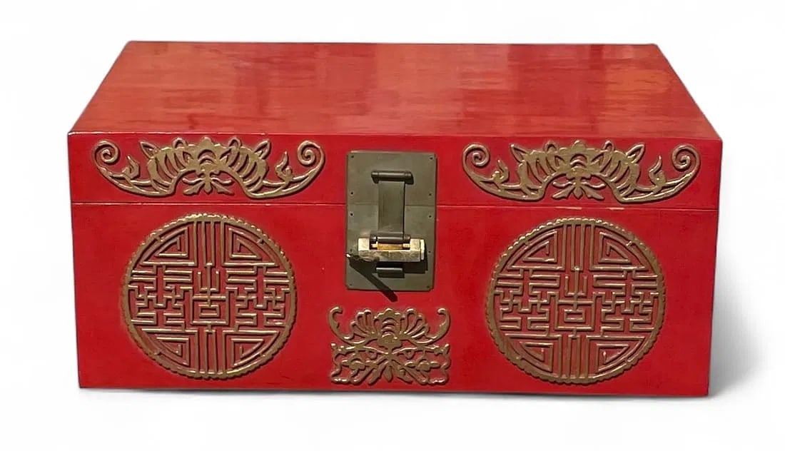 ANTIQUE CHINESE EXPORT RED LEATHER TRUNK: Dimensions : 29.5°W × 19.5'D × 12"H. In excellent condition. Estimate $1000-1500