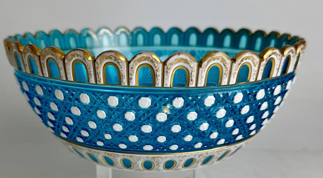 19TH C. MOSER BOWL: Measures 8” d. In excellent condition. Estimate $500-600