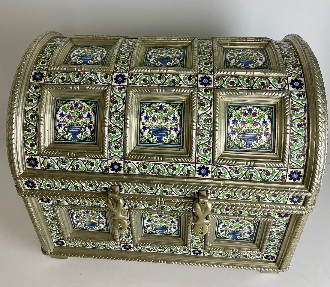 A LARGE ISLAMIC ENAMELLED BOX - 2