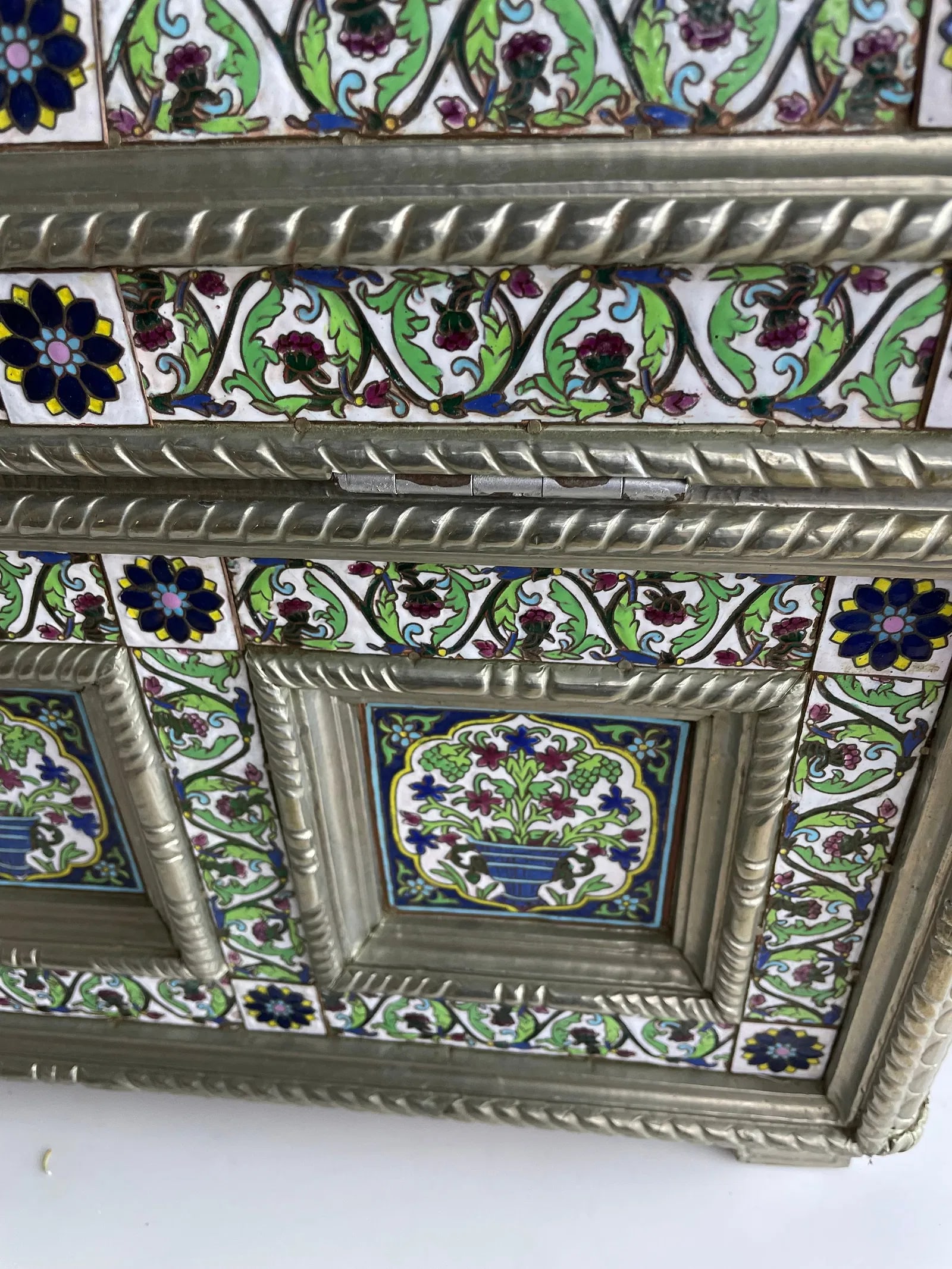 A LARGE ISLAMIC ENAMELLED BOX - 3