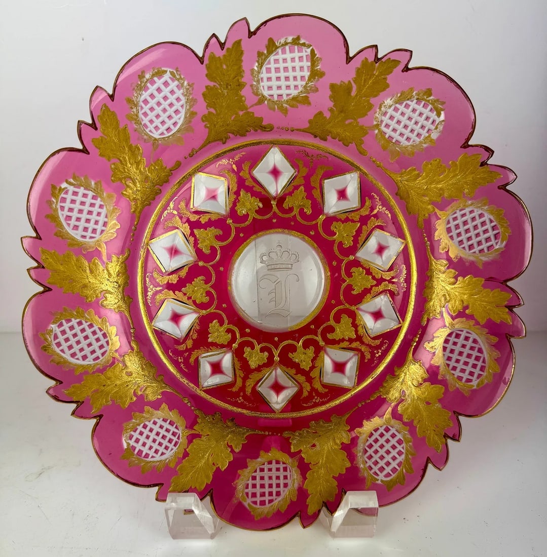 A MAGNIFICENT MOSER PLATE: Circa 1880. Measures 8.5 inches d. In good condition. Estimate $500-600