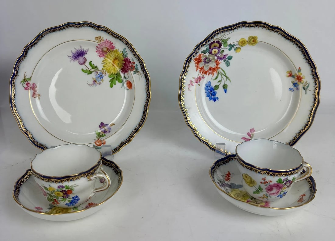 A PAIR OF MEISSEN DEMITASSE CUP AND SAUCERS & CAKE PLATES: Circa 1940. All in perfect condition. Estimate $600-800