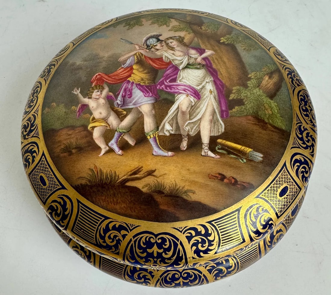 A LARGE GERMAN DRESDEN PORCELAIN BOX: Circa 1900. Measures 8 inches d. In good condition. Estimate $600-800