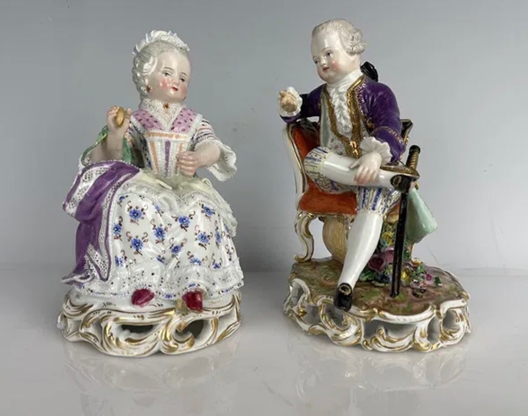 A PAIR OF 19TH C. MEISSEN FIGURES: Circa 1880. Measure 5 inches tall. No breaks, no Damage detected. Estimate $1.200-1.500