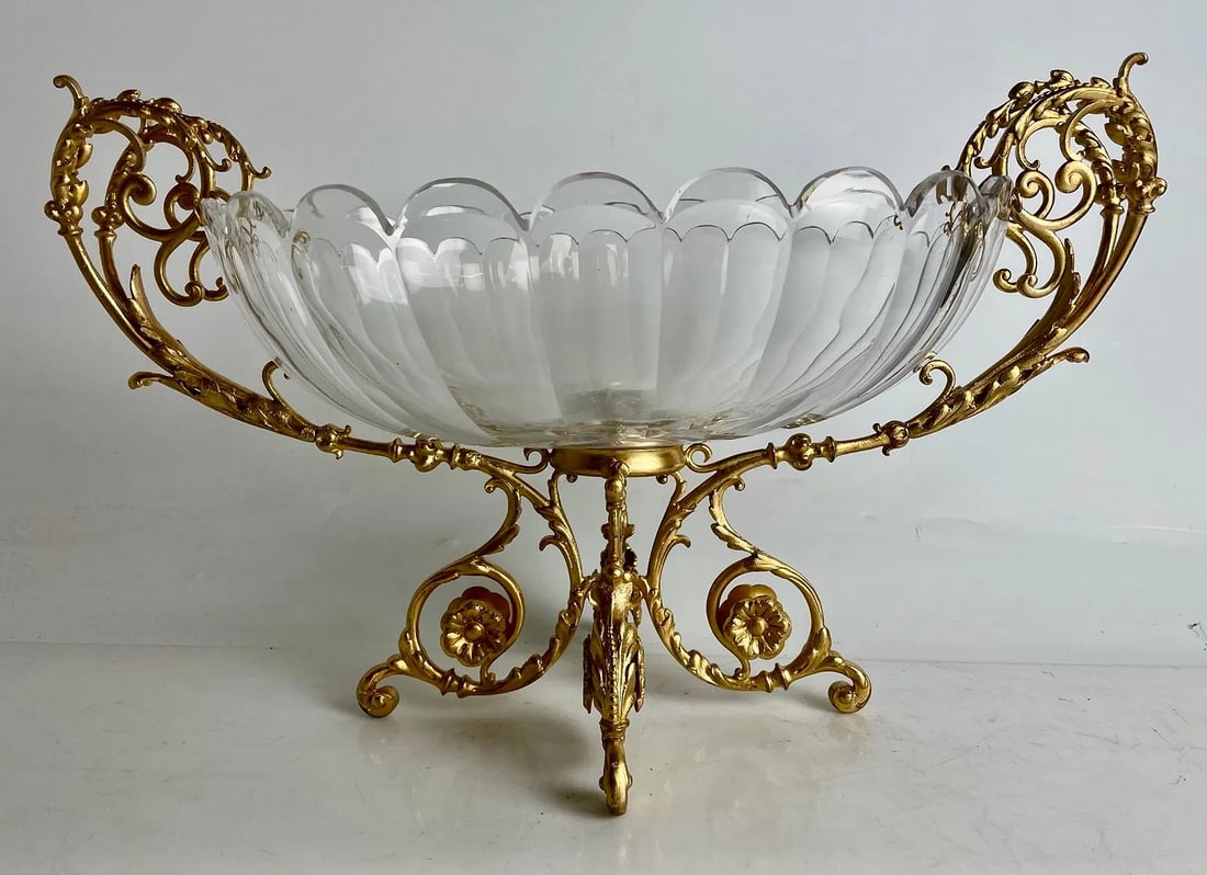 A LARGE DORE BRONZE AND BACCARAT CRYSTAL CENTERPIECE: Circa 1900. Measures 18 inch long 11.5 inches tall. In good condition.Estimate $2.000-2,500