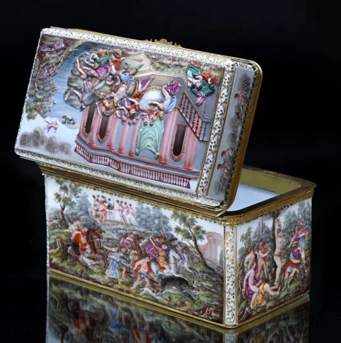 A LARGE 19TH C. MEISSEN BOX: Measures 11 inches l. In excellent condition. Estimate $4000-5000