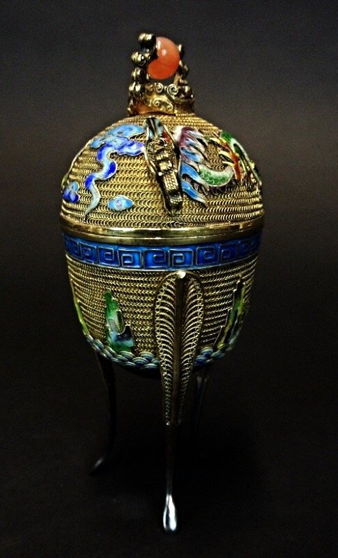 A CHINESE SILVER AND ENAMEL JAR AND COVER (1 of 3)