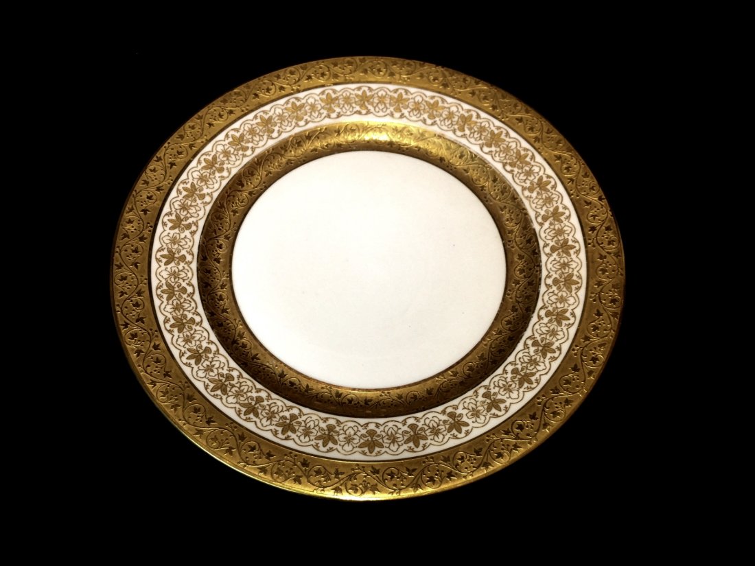 A SET OF 12 LIMOGES PORCELAIN DINNER PLATES (1 of 2)