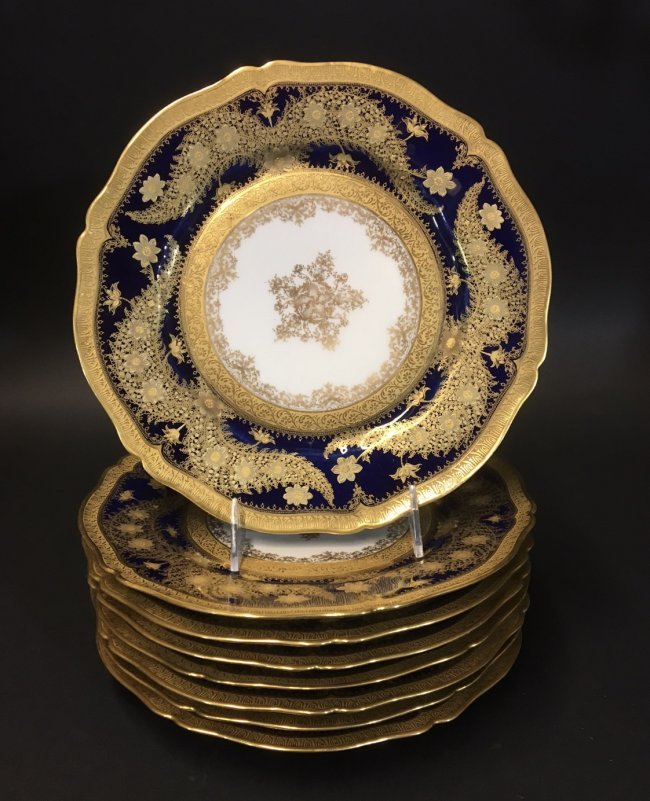 A SET OF 8 LIMOGES PORCELAIN DINNER PLATES (1 of 2)