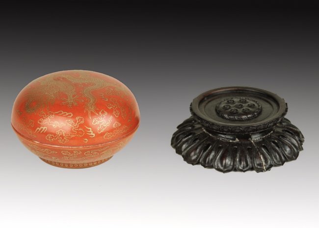 19TH CENTURY CHINESE PORCELAIN BOX ON WOOD STAND (1 of 3)