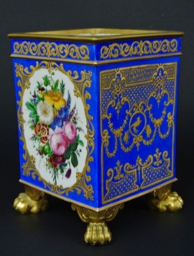 EMPIRE STYLE OLD PARIS PORCELAIN VASE (1 of 2)