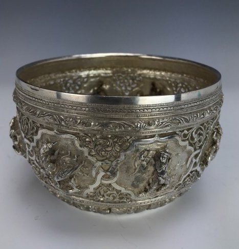 A MAGNIFICENT BURMESE SILVER BOWL SIGNED: Made by a master silver smith, Muang Yin Muang. Measures 6" D. , 4" H. 480 grams. Excellent condition. Estimate $1.500-2.000