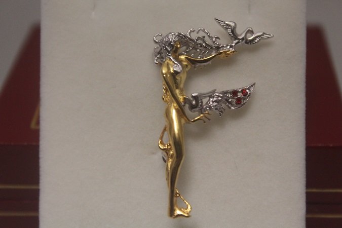 Elegant Gold Erte Pendant: Elegant Gold Erte Pendant