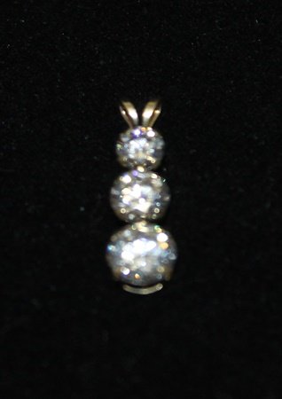 Exquisite 14kt Gold Diamonds Pendant: Exquisite 14kt Gold Diamonds Pendant, twit approx. 3cts.