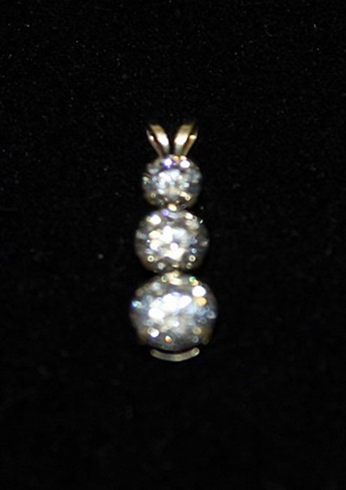 Exquisite 14kt Gold Diamonds Pendant (13P): Exquisite 14kt Gold Diamonds Pendant, twit approx. 3cts.