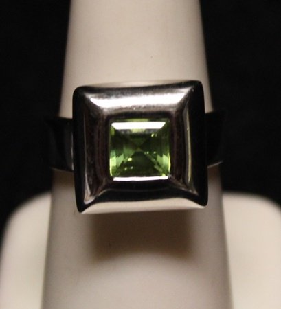 Beautiful Peridot SS Ring (39ZR): Beautiful Peridot SS Ring (39ZR) Peridot twt approx. 2 cts., Sterling Silver.