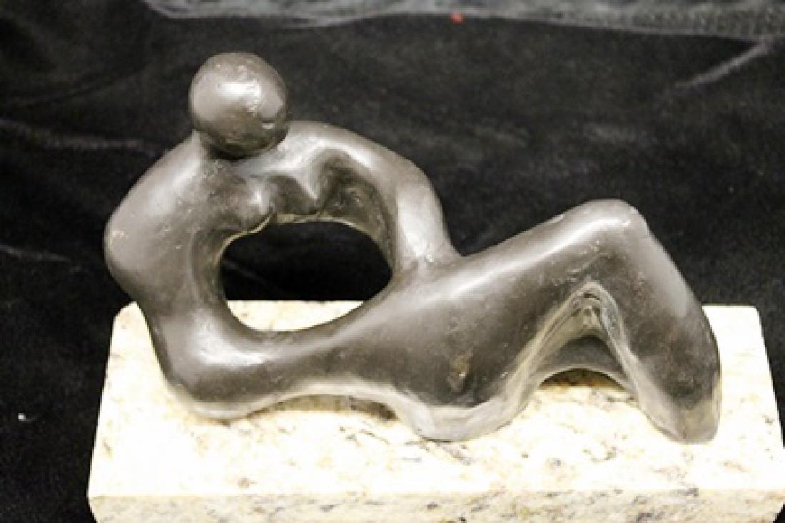 Bronze Sculpture - Henry Moore: In our opinion a work from the artist’s model, originating in his circle and cast during his lifetime or shortly thereafter, in the manner of Henry Moore, Bronze Sculpture on a Marble Base, Size App