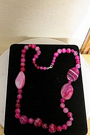 PINK AND WHITE AGATES, NATURAL STONE NECKLACE: PINK AND WHITE AGATES, NATURAL STONE NECKLACE, APPROX. 3000 CTS, 30''.