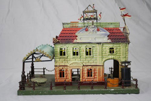 Train Station with Covered Patio - 1 Gauge: Gebruder Bing Germany – Circa 1910 This is a fantastic large-scale train station with a covered patio for passengers. The station is in unusually excellent condition. It is 16½” long x 11½” de