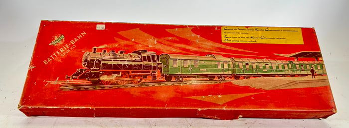 “HO?? Boxed Tin Train Set