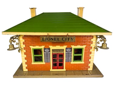 Lionel #124 Station with outdoor Lamps (Scarce)