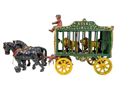 Royal Circus Menagerie Wagon Green Coach with Khaki Hued Lions  - Cast Iron Toy