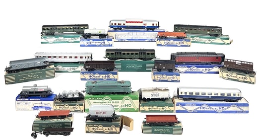 HO Hornby Trains with boxes - 19 total