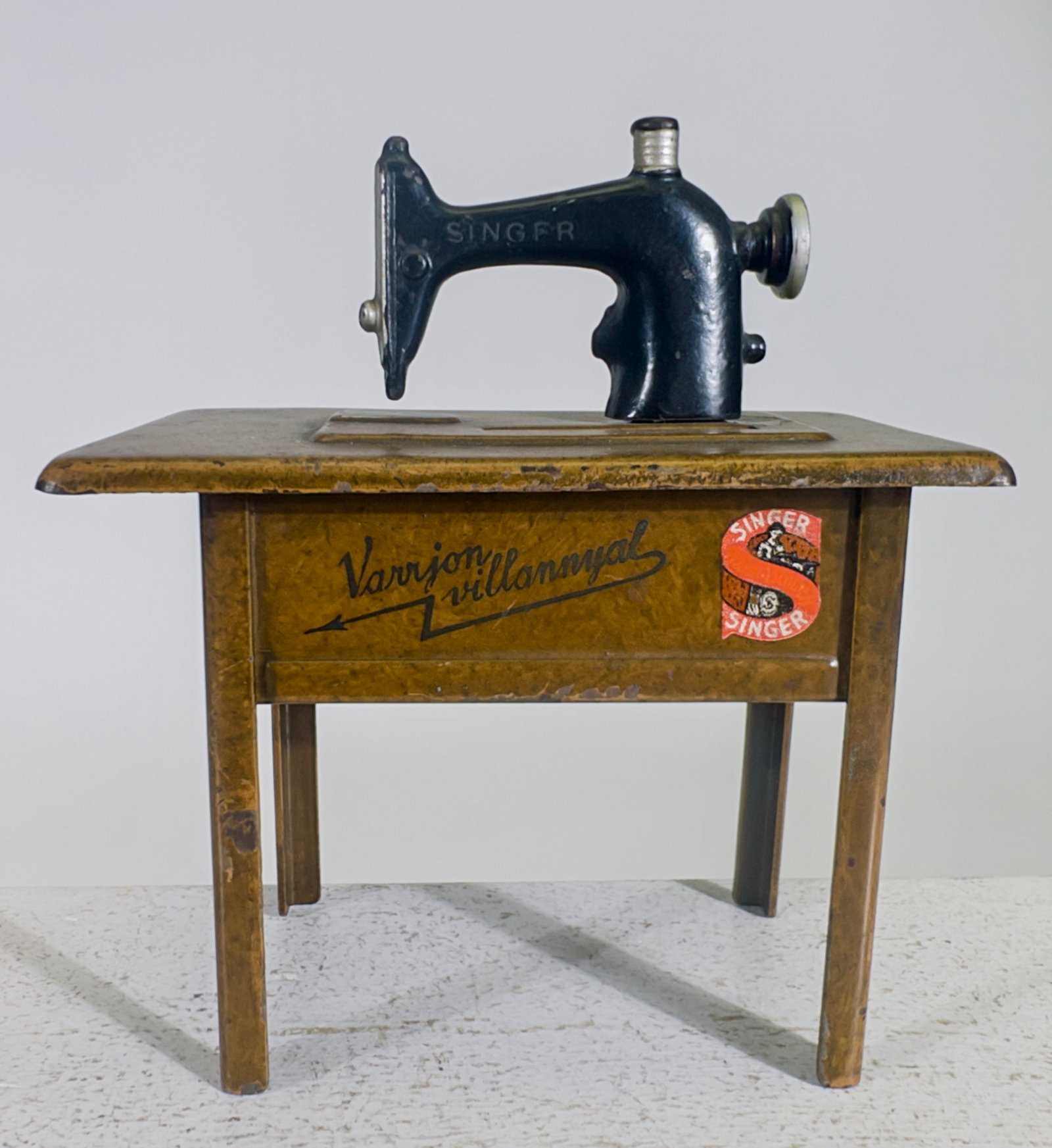 Singer Sewing Machine Bank (1 of 2)