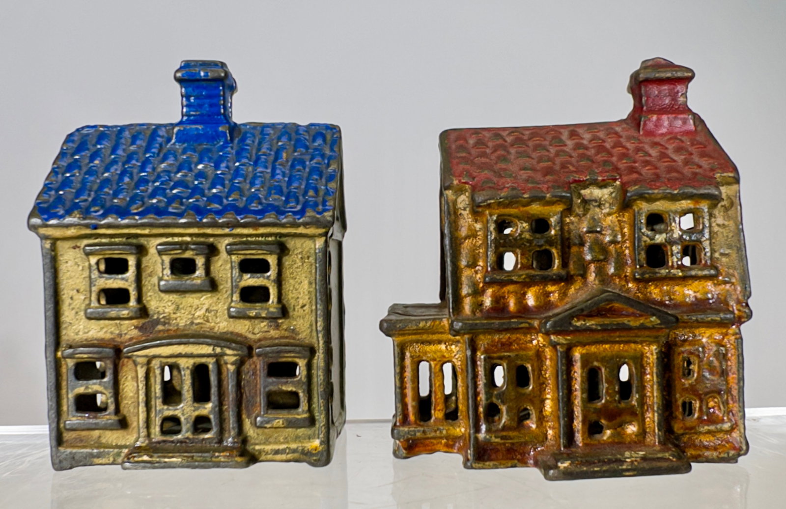 Small Colonial Building / One Story House Banks (1 of 3)