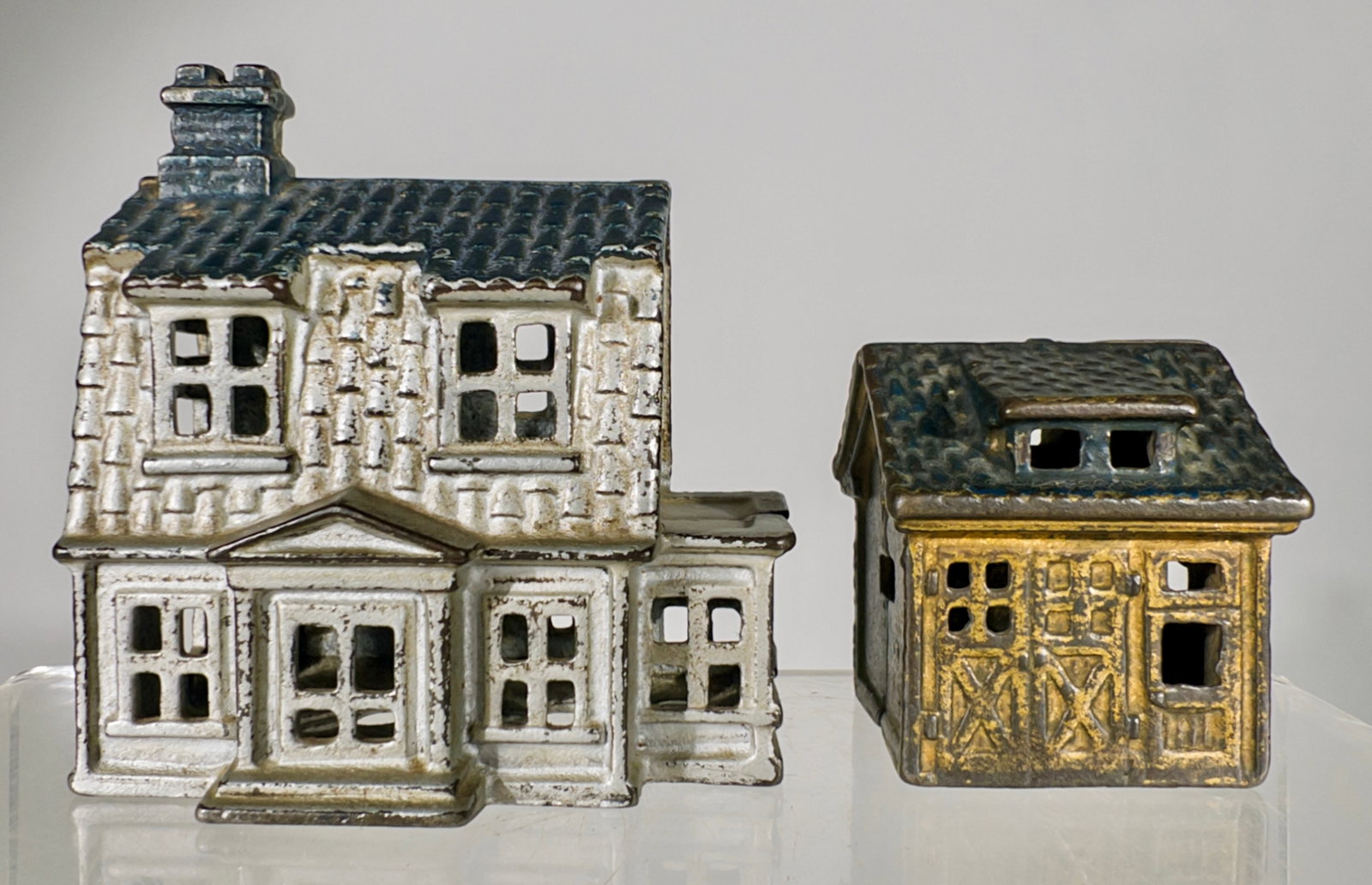 One Car Garage / Colonial House Banks (1 of 2)