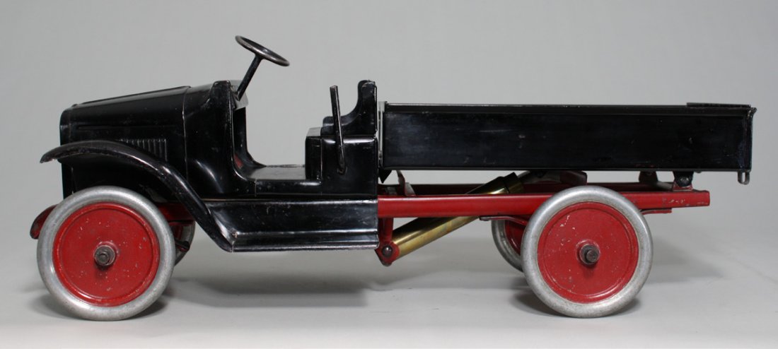 Buddy L. Flatbed Truck: Made by Buddy L. Toy Company East Moline, Illinois Ð Circa 1925 This toy is 24Ó long with a working hydraulic lift. Material: Sheet Steel