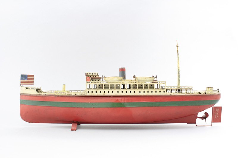 Ocean Liner Fleishmann: Germany - Circa 1935 - 20” Long A classic single funnel liner with four lifeboats. It works well. This is a scarce color for a Fleishmann liner. Material: Tin