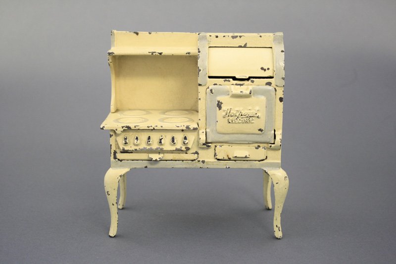 “Hot Pot” Electric Stove: Arcade Mfg. Co. Freeport, Illinois - Circa 1925 This is the first time that RSL Auction Co. has ever offered an example of this scarce still bank. Material: Cast Iron and Tin Provenance: Tom Kellogg C