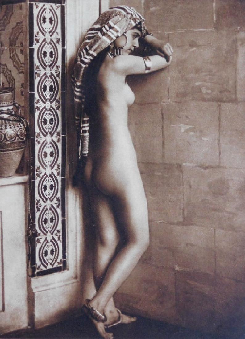 Tunisian Nude by Lehnert & Landrock, Cairo: Tunisian Nude by Lehnert & Landrock, Cairo. Photogravure from Natur und Kultur Das Weiss. 1925. 8.125 x 5.875 in. 20.5 x 15 cm
