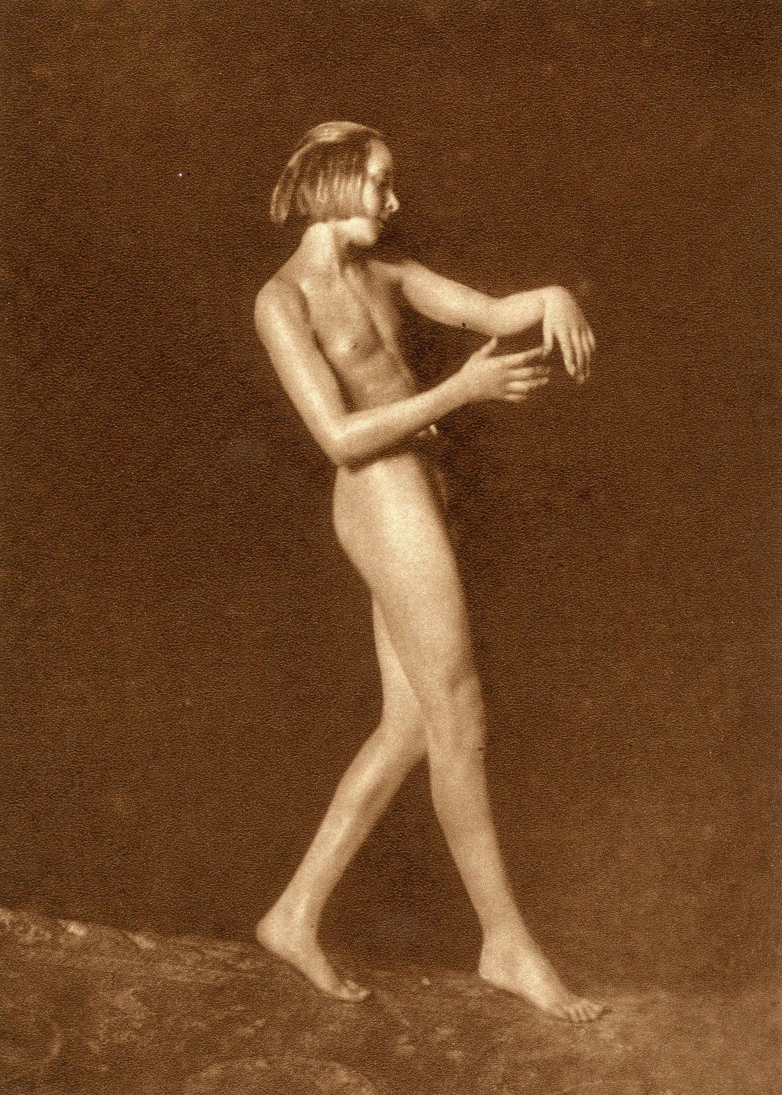 Hessin Nude by Nini and Carry Hess, Frankfurt: Hessin Nude by Nini and Carry Hess, Frankfurt. From Natur und Kultur Das Weiss. 1925. 7.75 x 5.5 in.