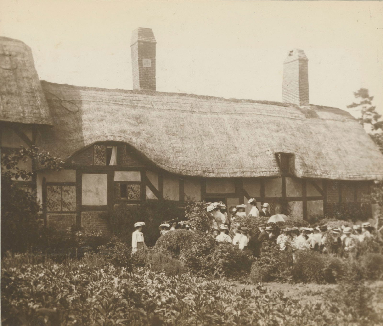 Anne Hathaway's Cottage, Stratford-upon-Avon. c1900: Anne Hathaway's Cottage is a twelve-roomed farmhouse where Anne Hathaway, the wife of William Shakespeare, lived as a child in the village of Shottery, Warwickshire, England, about 1 mile west of