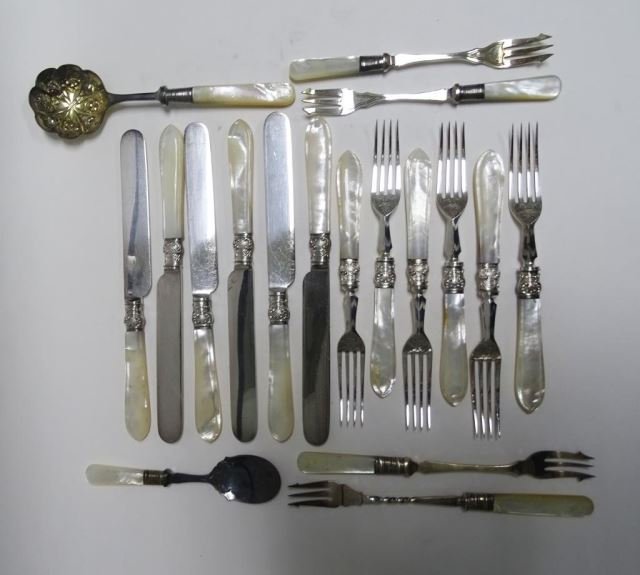 12 English Pearl Handle Fish Set (1 of 2)