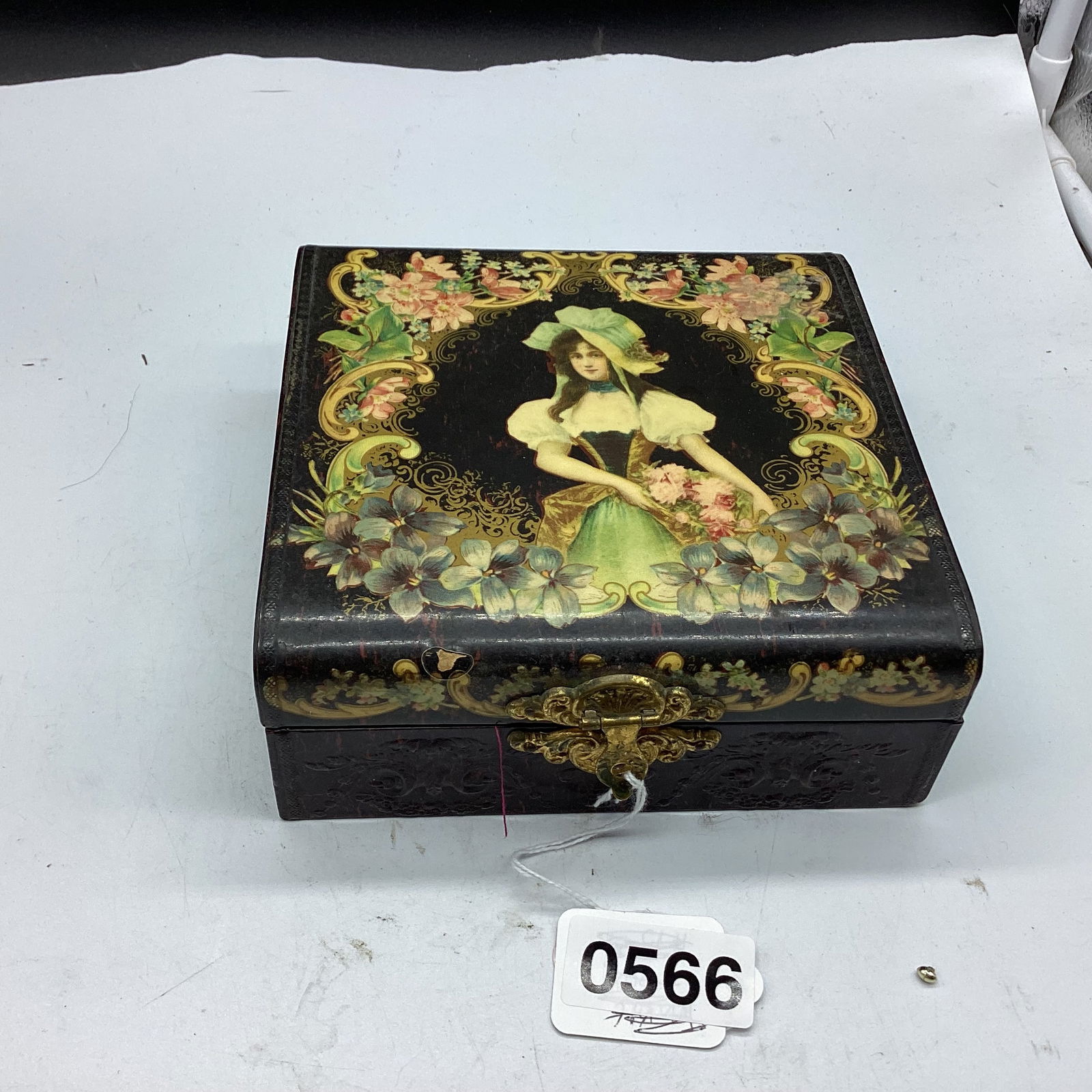 HAND PAINTED LACQUERED WOODEN HINGE TRINKET BOX (1 of 1)
