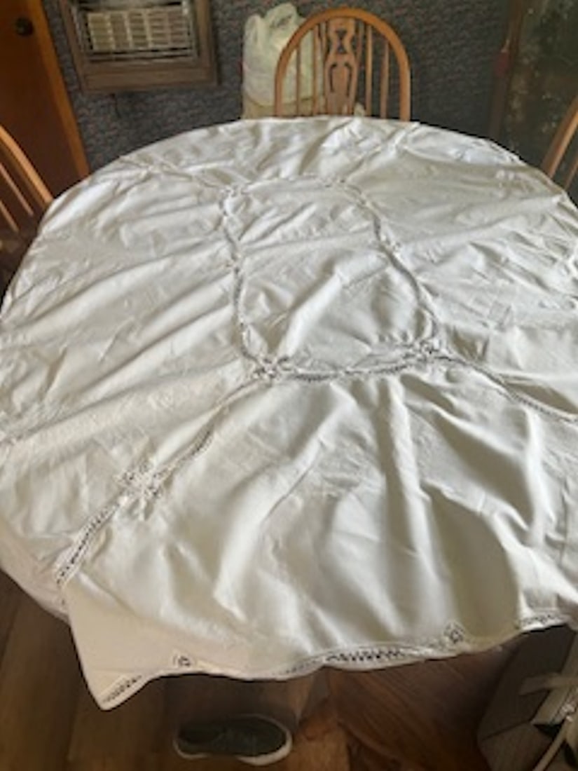 LINEN TABLE CLOTH: 44" X 68" GOOD SHAPE