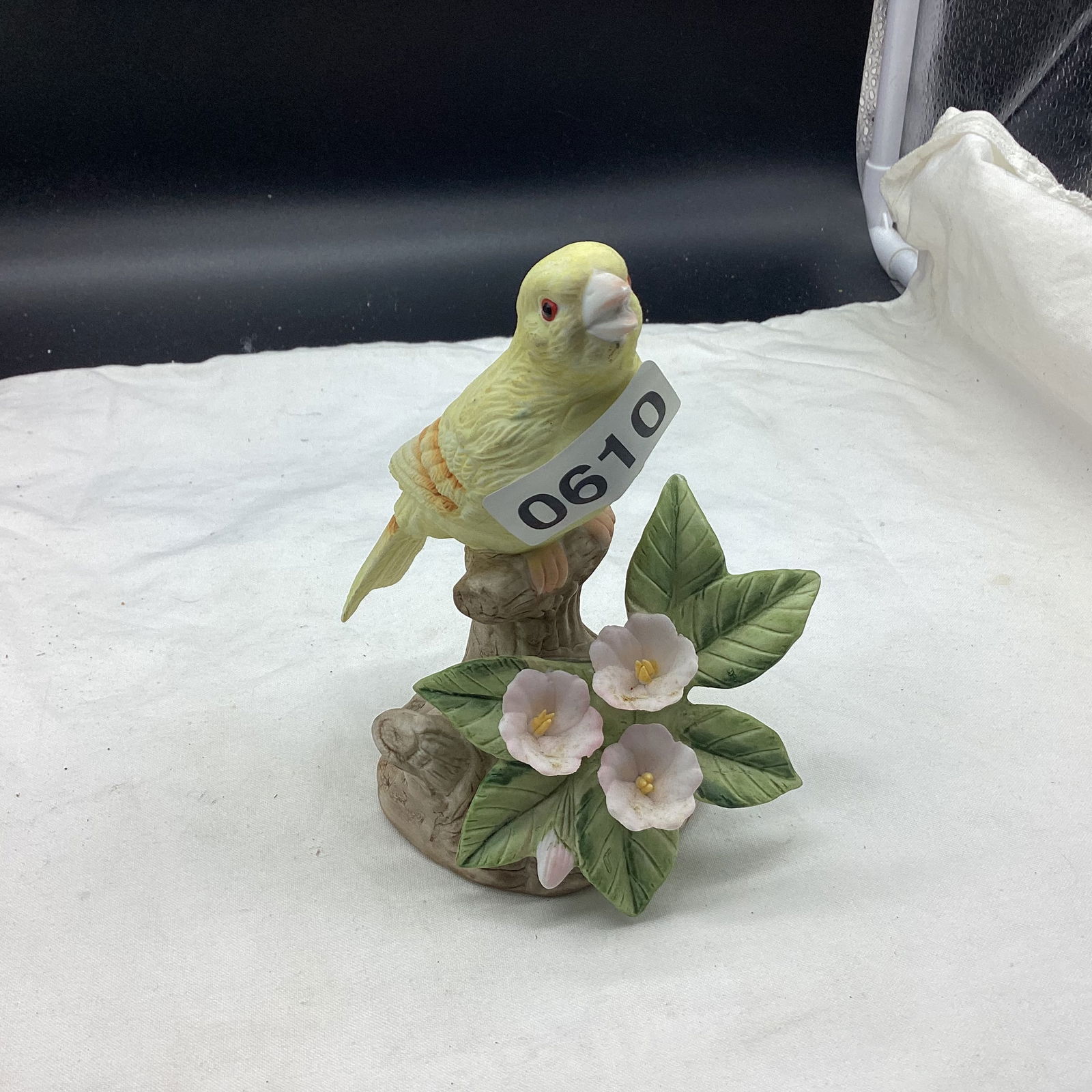 1989 BISQUE BIRD FIGURINE: GOOD SHAPE