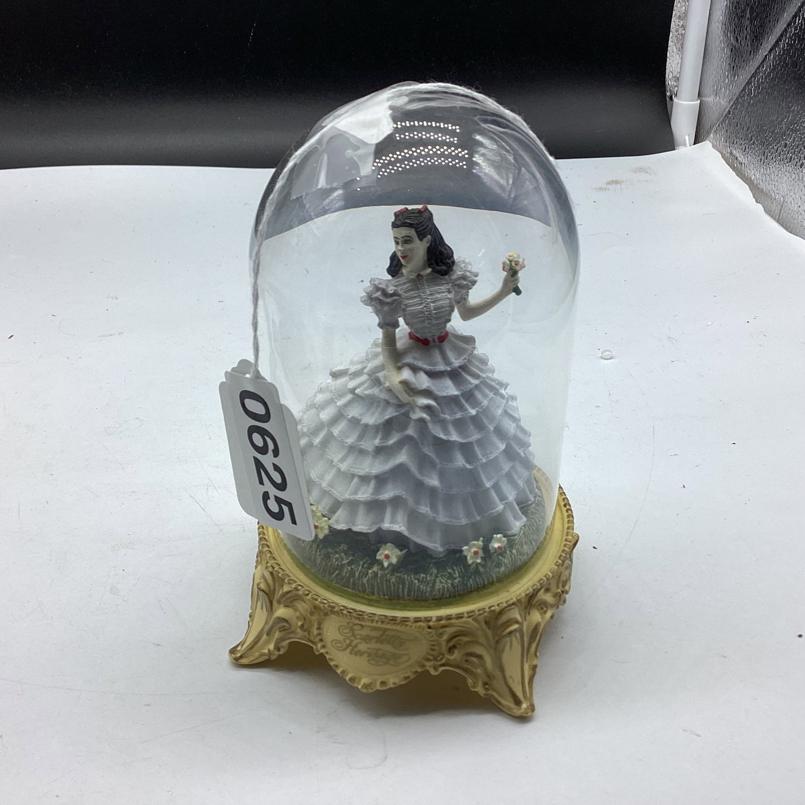 1995 SCARLETT'S HERITAGE FIGURINE IN GLASS DOME: 5 1/2" TALL GOOD SHAPE