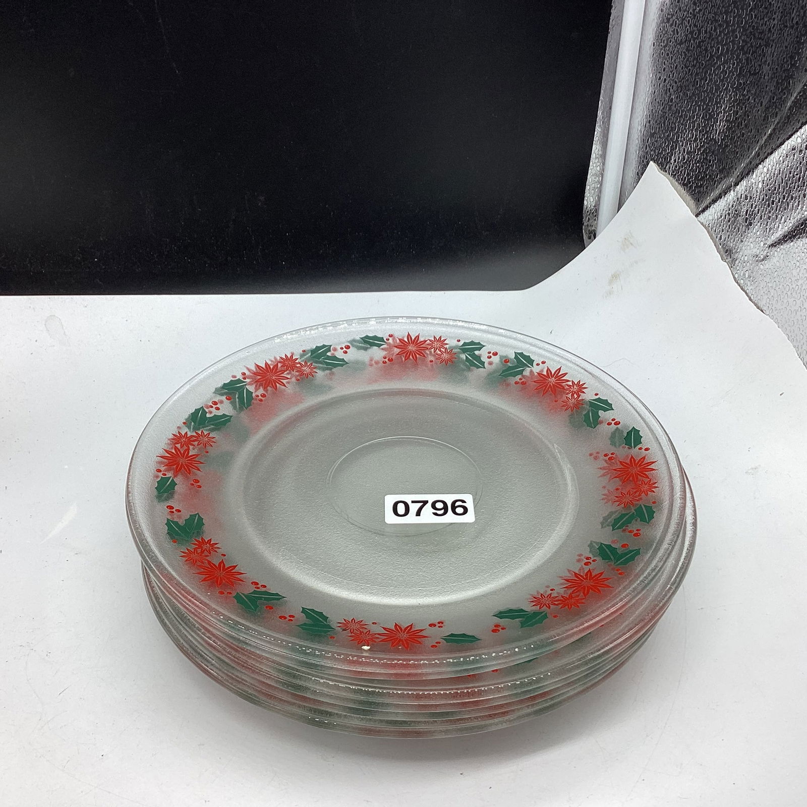 7 CHRISTMAS DINNER PLATES: 10" W GOOD SHAPE