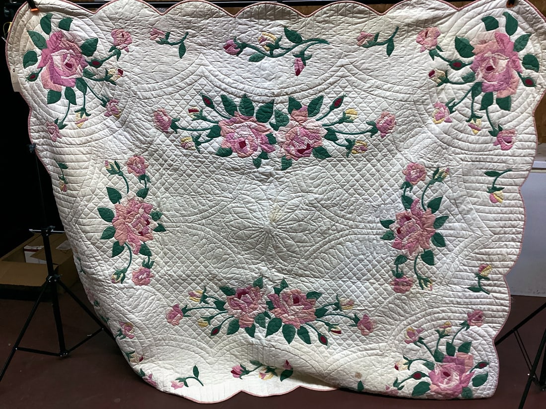 VINTAGE AUPLEQUE QUILT HAND STITICH (1 of 3)