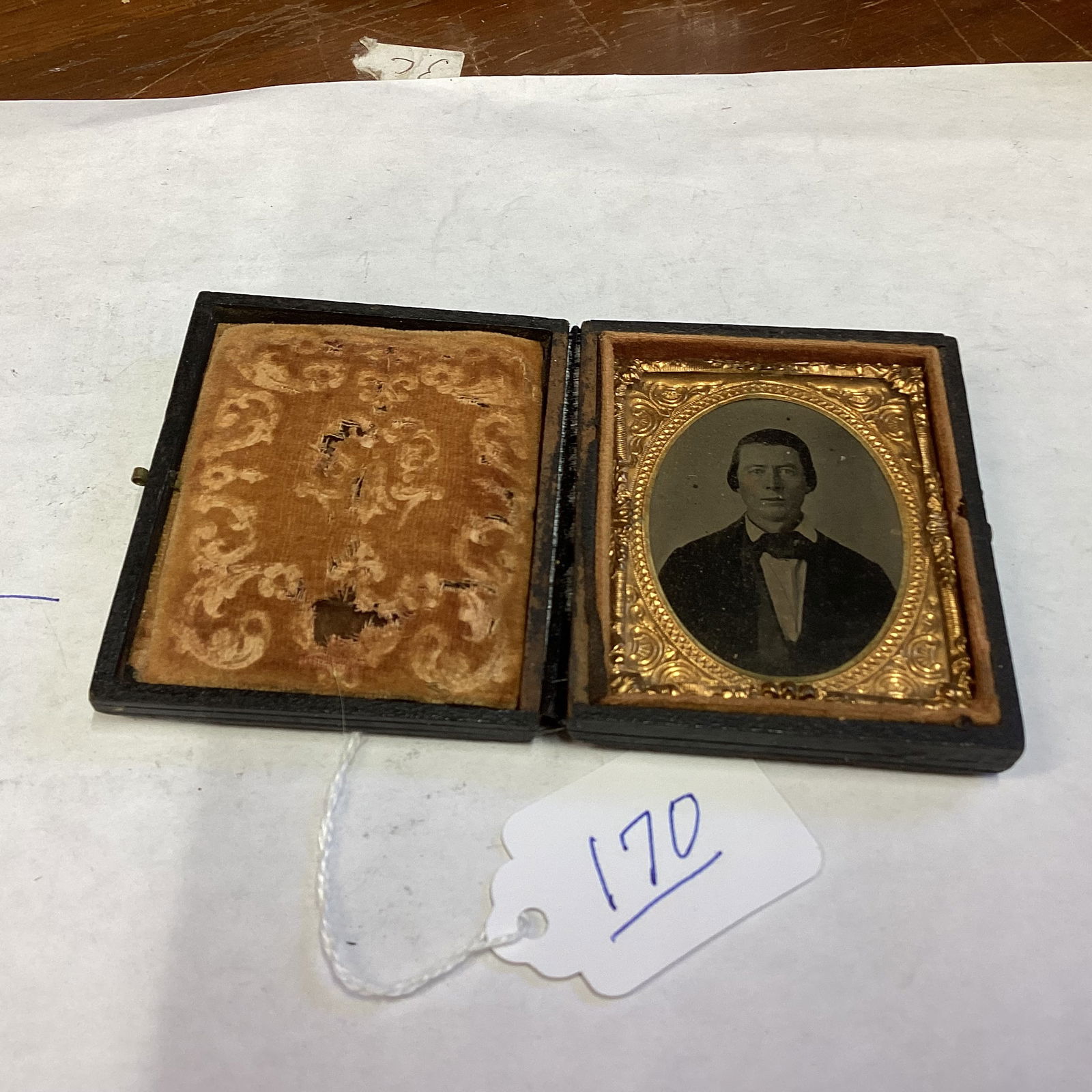 VINTAGE DAGUERREOTYPE WELL DRESSED MAN CIVIL WAR ERA (1 of 3)